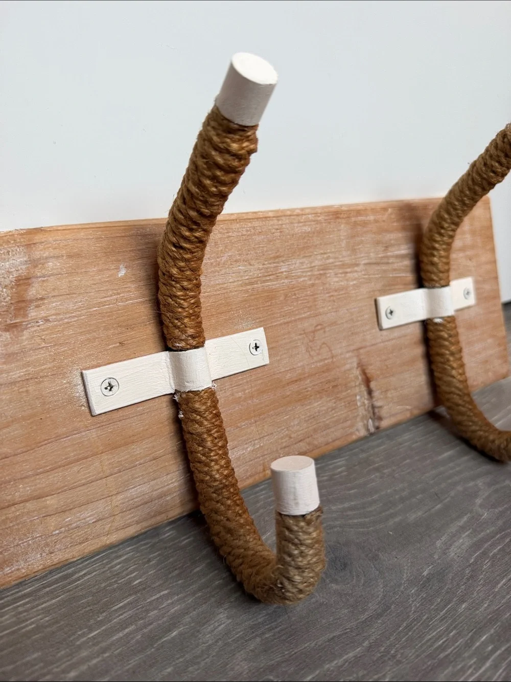 Rustic Rope Wall Hook Rack in Brown and White